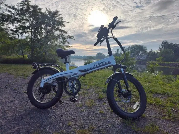 E-Bike vs. Gravel Bike: Which One Matches Your Way of Living?